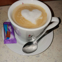 Tasse Kaffee mit Milchschaum in Herzform