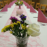 Dekorierter Tisch mit Blumen